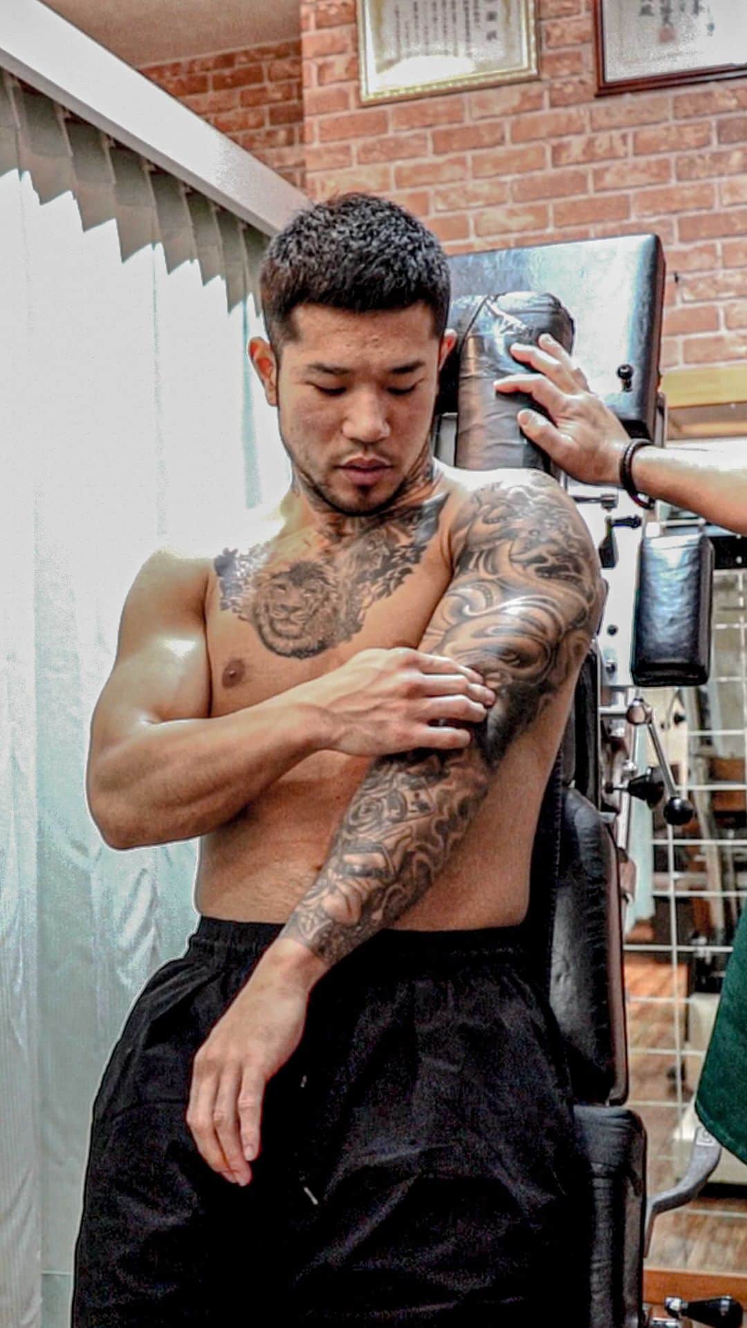 中村寛のインスタグラム：「人獣のパフォーマンスの鍵となってる、 #魔法の#無痛治療 、#谷町なかの整骨院 。  @tanimachi_vital   無名時から中村寛を応援してくださり、今年からスポンサー様としてもサポートしてもらってます。  #谷町 #谷町九丁目 #谷町なかの #脳神経 #メンテナンス #無痛治療 #血行促進 #格闘技 #格闘家#中村寛」