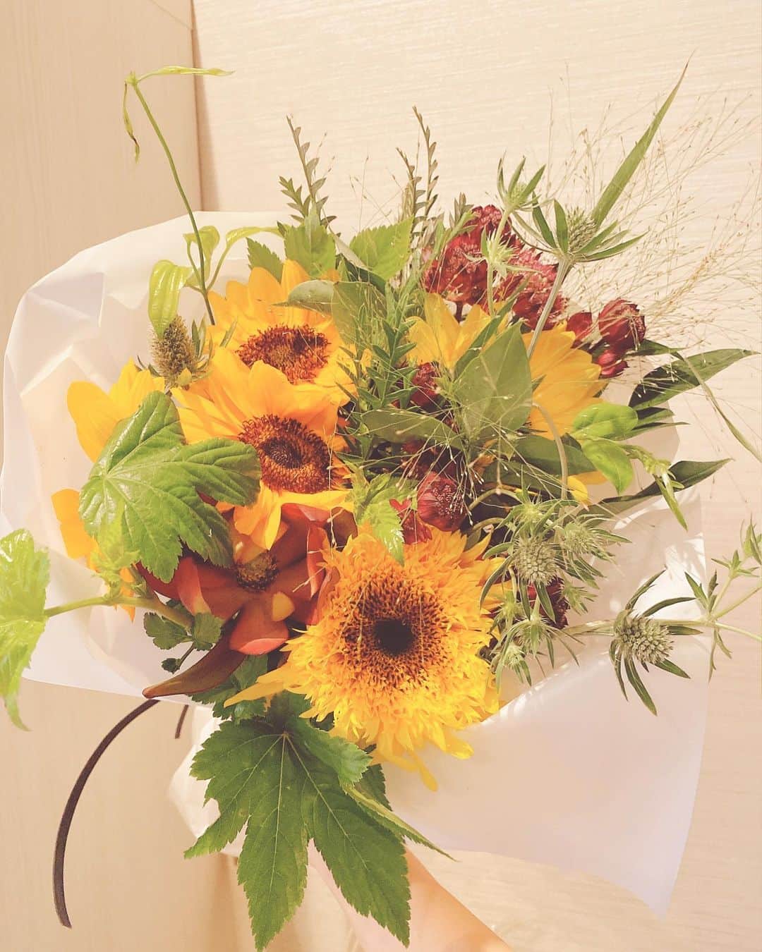 伊瀬茉莉也のインスタグラム：「🌻  アサミ @tano_asami から お花のプレゼント💐 なんて…粋な人なんだろう…🌻❤️ ﾒﾛﾒﾛです💋  性別も年齢も職業も関係ないよね 人を想うってとっても素敵だ 私も縁する人たちを大切にいっぱい愛をお返ししていこう  #flowers #花束  #ひまわり #thankyou」
