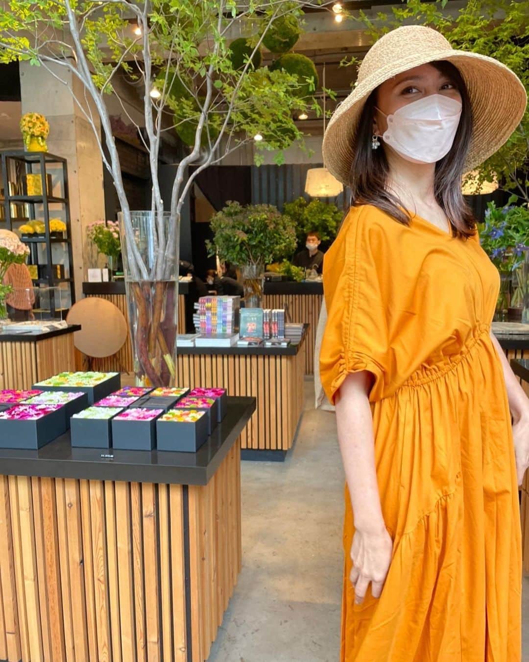 のインスタグラム：「来たかったお花屋さんとカフェのお店🌸 店内広がるお花の優しい香りに、ボテロ展のようなまん丸なかわいいお花たち🌼癒されながら美味しくいただきました！ カメラマン:あっこ(@ag4559) 可愛く撮ってくれてありがとう♪ #ECLATROIS #エクラトロワ #chapeaud'O #シャポードオー」