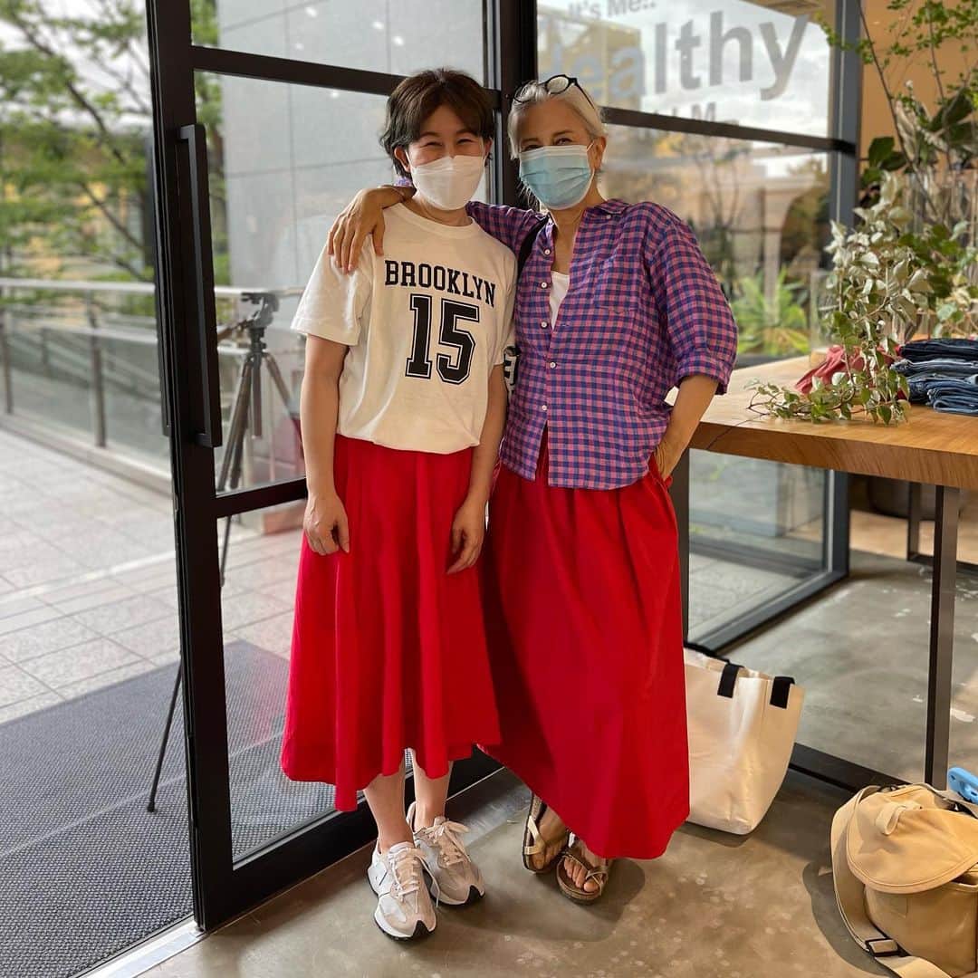 のインスタグラム：「ゲストリストさんの代官山プレッスルームで同じ赤いスカートを着ていた素敵なあの人編集部の山崎さんに出会いました🥰こちらのスタイリッシュなプレッスルームにはあらゆるなジーンズの👖デザインがあり、私にピッタリな形も有りました❣️ With Sutekina Anohito editor & red skirt sister Yamazaki-san, at the Guest List press room in Daikanyama❣️  photo🤳Nakajima Chiemi   🕊Peace & Kindness, may all your dreams come true🕊  #redskirt @guestlist___tokyo @sutekinaanohito_tkj #ageless #agelessstyle #agelessfashion #ilovetokyo #ilovejapan #daikanyama」