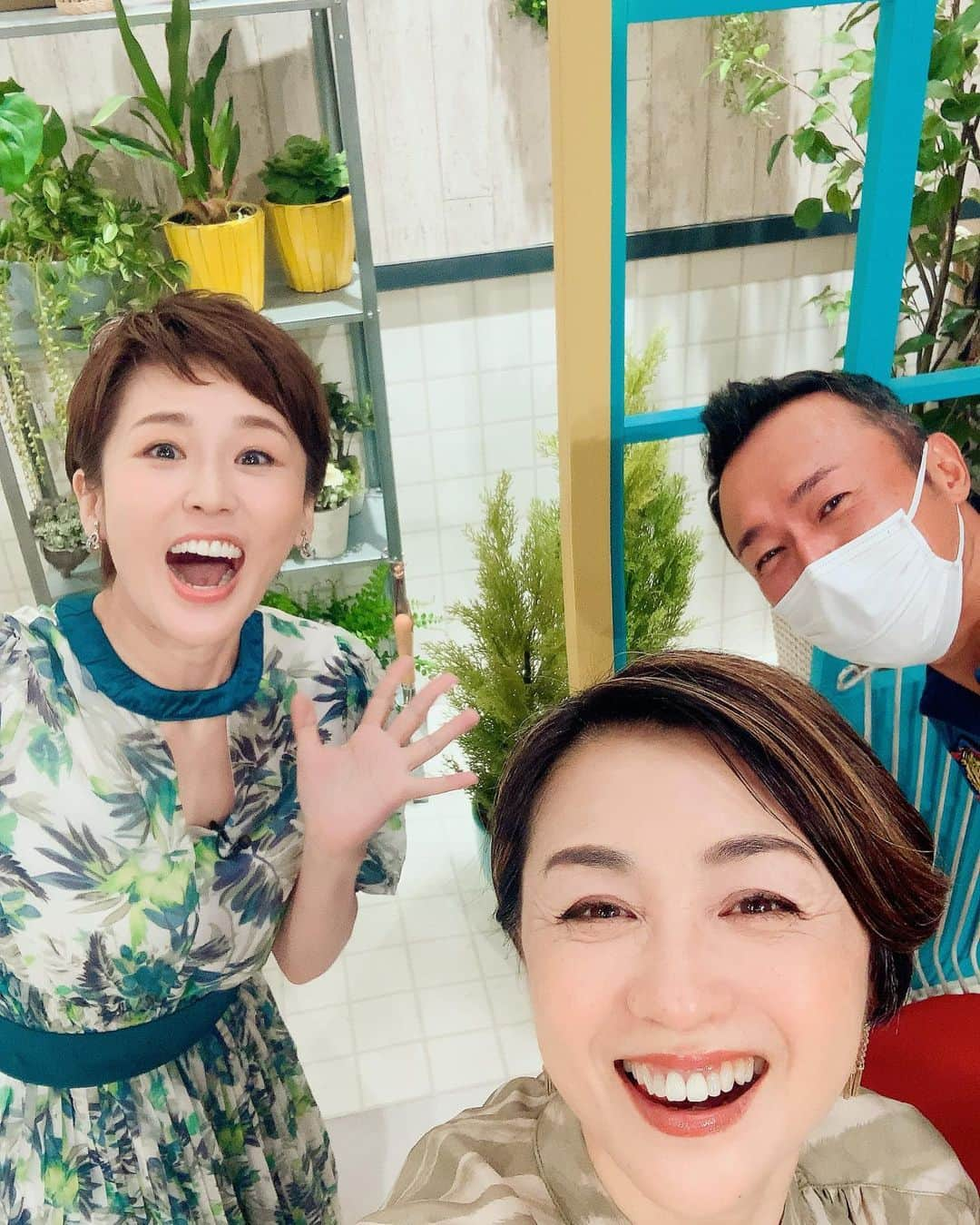 香坂みゆきさんのインスタグラム写真 - (香坂みゆきInstagram)「なないろ日和〜❣️ 出演者もスタッフも 元気にお送りします〜💕  #なないろ日和 #テレビ東京 #bsテレ東  #生放送 #総合演出 #亀ちゃん @nishioka_sumiko  @kameyamayoshiyuki」7月7日 9時33分 - miyuky__way