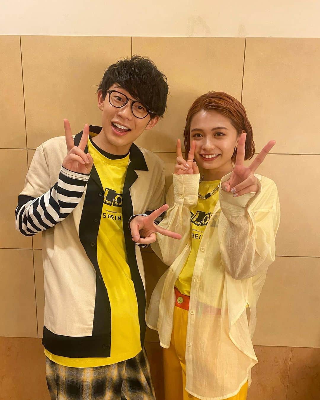 足立佳奈のインスタグラム：「特別な楽しい時間でした🎪  「 #COLORZwithSHEIN 」 ファッションと音楽の合体イベントで、ドレスコードがあって、お客さんも出演者もみんな黄色でした🌼  OCEANS皆さんと、 川崎鷹也さん、 ランウェイをキラキラ彩ってくださったモデルの皆様と、 こうして格別に楽しく 心に響くLIVEの一員として、 ステージに立てて嬉しかったです！！💭  1枚目は、 川崎鷹也さんと📷。 本当に魂を一つ頂いたのではないかな？と思う圧倒的な歌唱力に、熱く思いやりと愛のあるカッコイイMC。 とても感動しました。 楽屋も一緒だったので、 写真以外にもTikTokも撮らせてもらいました〜っ。ぜひみてね！！  2枚目は、 SHEINのお洋服達っ。 全身にいろんな黄色をまとって。 可愛かったなぁ。  そして、 このライブに誘ってくださった、 クレイさんと本番前バタバタでお写真撮れずだったので、 リハの時の、クレイさんと、鷹也さんとの写真を3枚目にっ。📷  お越しくださった皆様、 出演者の皆様、 楽しい夏の思い出を、 ありがとうございました！！☀️」