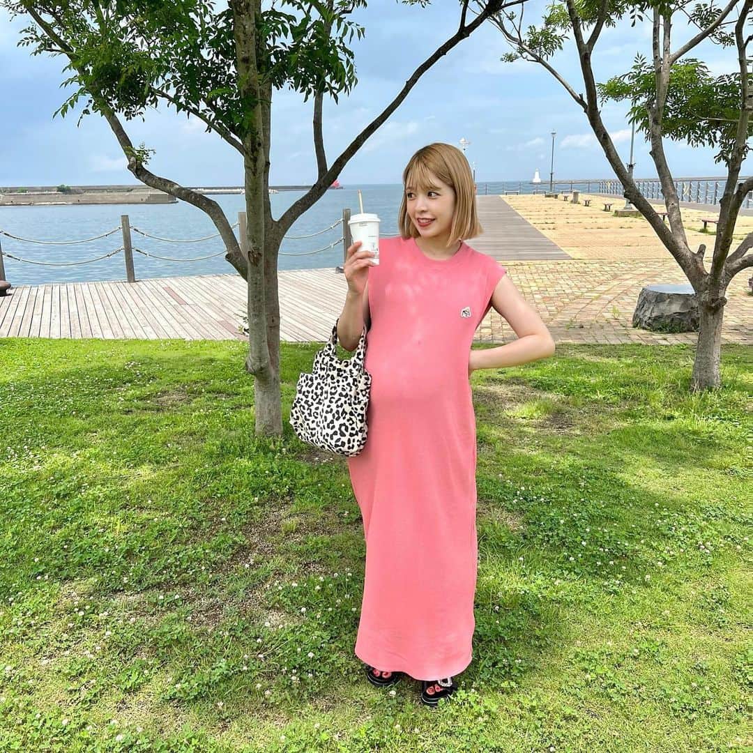 二宮璃子のインスタグラム：「35週４日　baby  2,350g お腹周りも94cm🤰🤰 ここまでくるのに色んなことあったけどあっという間に感じる…♡  来週から臨月になるしいよいよだな〜ってドキドキしてる🙃🫶  最近お腹ガチガチに張ること多い🥺 いつ産まれてくるかな〜💓💓 ． ． ． @mite__official のワンピース、サンダル激かわすぎて最近のお気に入り💓 ピンクはやっぱりテンション上がる🍓 サンダルもキラキラで可愛い〜🌟 履き心地も最高で歩きやすい🫶💕  #妊婦コーデ #マタニティコーデ #マタニティライフ #マタニティ記録 #マタニティファッション #9ヶ月妊婦コーデ #35週４日 #妊婦ワンピース」