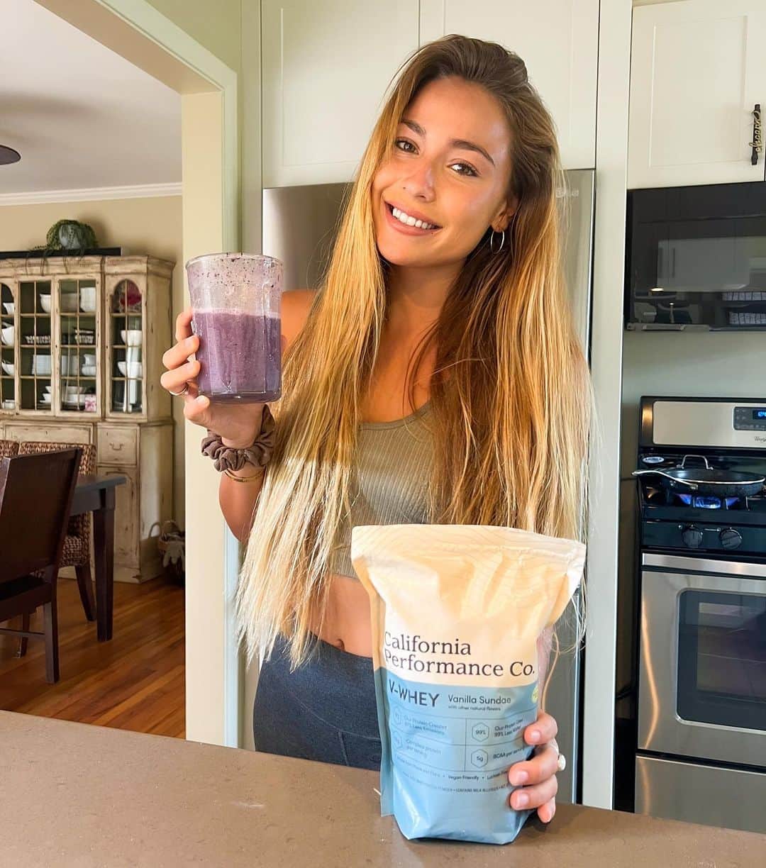 ティア・ブランコのインスタグラム：「Post workout, blueberry 🫐 vanilla sundae shake with the first ever animal free whey protein on the market! Zero animal involvement, lactose free & hormone free @californiaperformanceco is the purest whey available. No bloating, no animals harmed, tastes amazing & has a higher protein content than regular whey! Click the link in my bio and use discount code TIA5 💜」