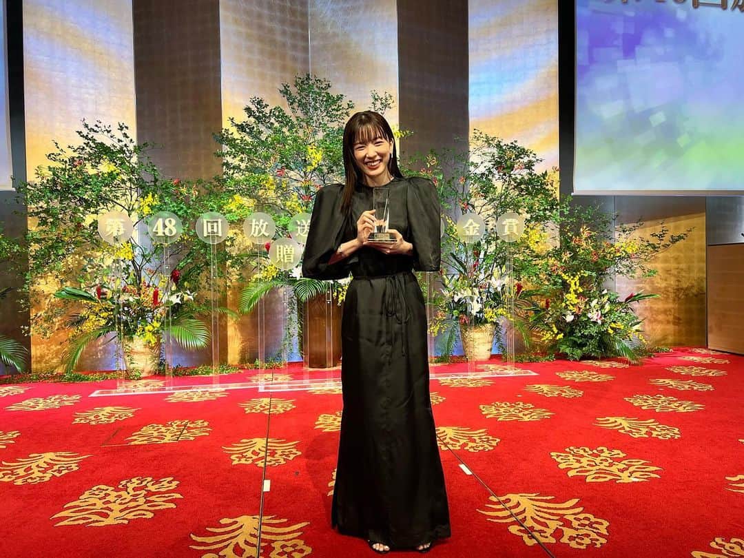 のインスタグラム：「・ 第48回放送文化基金賞 私はハコヅメにて演技賞いただきました☺︎ ドラマは最優秀賞を！すごい！！！ ありがとうございます。 私自身も大好きな川合。 撮影当時を思い出し、にやにやしました。笑 期間限定で配信スタートしているみたいなのでぜひ😌」