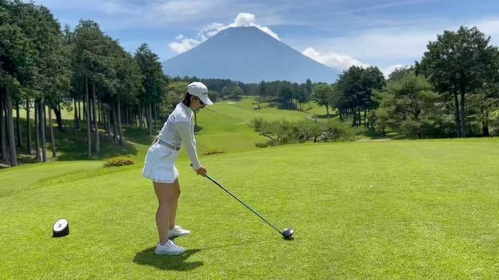 楠本彩乃 のインスタグラム：「. 日本一の山🗻🗻🗻 #イリーコンペ　たのでした⛳️ 🅰️型のドレスコードは白🤍🤍🤍 同伴者の方々ありがとうございました🙇‍♀️ . #golf #golfswing  #golfer #ゴルフ #ゴルフ女子 #ゴルフスイング #ゴルフスイング動画 #ゴルファー #女子ゴルファー #ゴルフ練習 #あやゴル #ゴルフ場 #골프  #デサントゴルフ #골프스윙 #プロゴルファー #ゴルフウェア #ゴルフコーデ  #マンシングウェア #マンシング #白金台女子ゴルフ部 #白女 #朝霧カントリークラブ #essjapan #ess #essクロスブレイド #zaap #電磁波カット #電磁波対策」