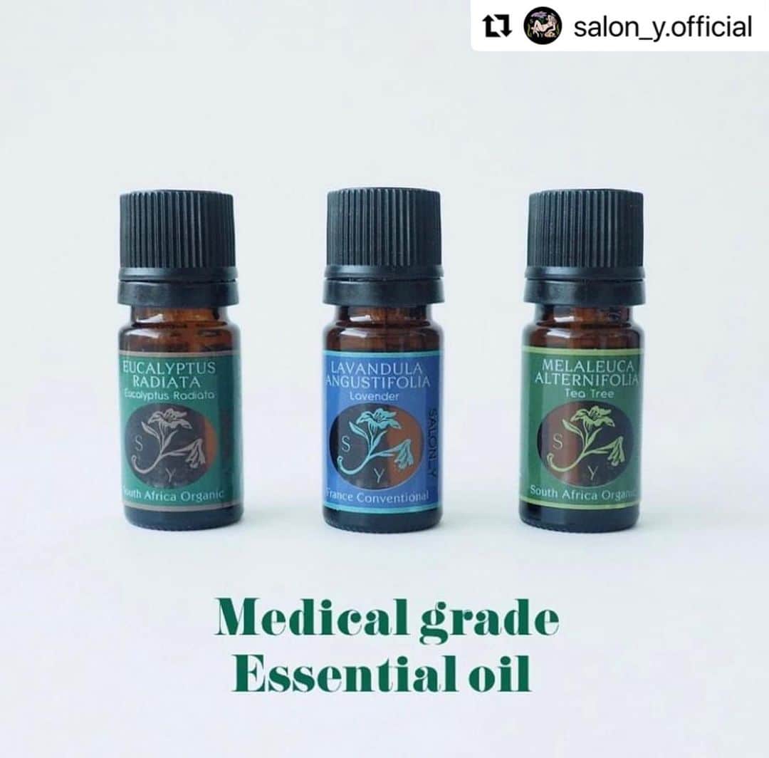 風間ゆみえのインスタグラム：「お待たせしました😊✨  #Repost @salon_y.official with @use.repost ・・・ 【Re-stock】 Essential oil starter kit ¥5,500 & w/pouch ¥15,500  長らく欠品していた#精油 がフランスより到着🇫🇷✈️  厳選された素材を使用した精油は、フィトテラピーの本場フランスの調剤薬局でも使用されているメディカルグレードのもの✨  スターターキットは植物療法士である風間ゆみえが厳選した三種類、いずれも一本持っていると便利な万能な精油たちです💁🏻‍♀️  精油を立てて収納&持ち運びできるポーチとのセットは少しだけお得に🫶  皆さんも#みどりの薬箱 はじめてみませんか？  #phytotherapy #aromatherapy #essentialoils #1日1フィトテラピー #salon_y的フィトテラピーのススメ #salon_y」