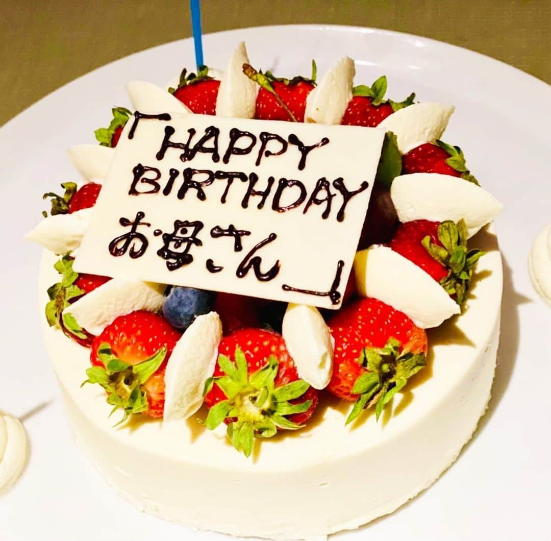 西川史子さんのインスタグラム写真 - (西川史子Instagram)「母のお誕生日パーティー。 去年からずっと心配ばかりかけていたので、シロノクリニックの、ハイフとNMN点滴、シミにレーザー照射をプレゼントしました。その後、広尾アッピアで、私の友人も呼んで食事会！ 父に「絶対プレゼント用意して！」と言っていたら、まさかの100円ショップの指輪に、綺麗な包装がされた、贈り物でした😍 「婚約指輪のときは研修医で貧乏でしたが、今も…」 粋なボケに少し照れてる父が、素敵でした💕 お母さん、娘はきっと元気になって親孝行しますね！ #お母さん誕生日 #親孝行します #シロノクリニック恵比寿 #広尾アッピア」7月7日 10時54分 - dr.ayako_nishikawa