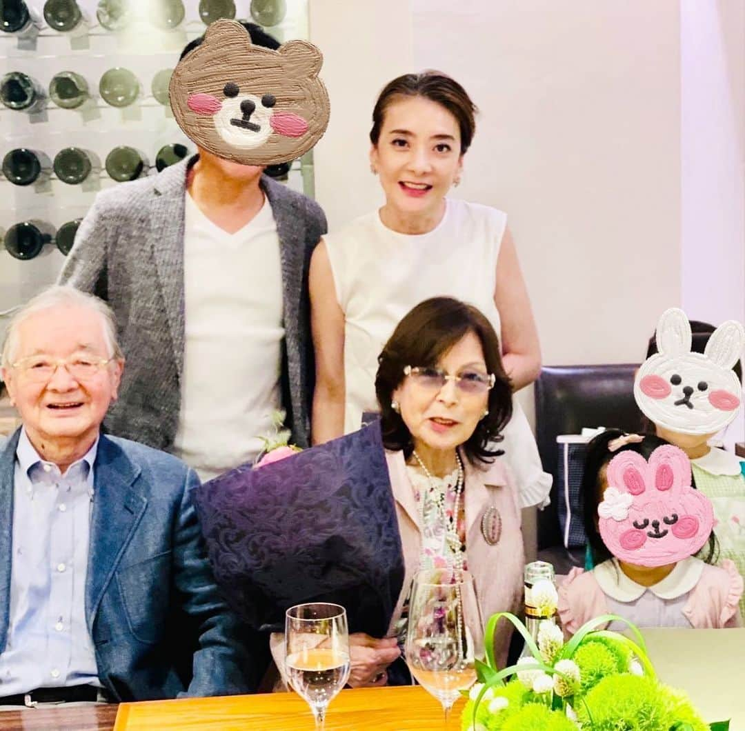 西川史子さんのインスタグラム写真 - (西川史子Instagram)「母のお誕生日パーティー。 去年からずっと心配ばかりかけていたので、シロノクリニックの、ハイフとNMN点滴、シミにレーザー照射をプレゼントしました。その後、広尾アッピアで、私の友人も呼んで食事会！ 父に「絶対プレゼント用意して！」と言っていたら、まさかの100円ショップの指輪に、綺麗な包装がされた、贈り物でした😍 「婚約指輪のときは研修医で貧乏でしたが、今も…」 粋なボケに少し照れてる父が、素敵でした💕 お母さん、娘はきっと元気になって親孝行しますね！ #お母さん誕生日 #親孝行します #シロノクリニック恵比寿 #広尾アッピア」7月7日 10時54分 - dr.ayako_nishikawa