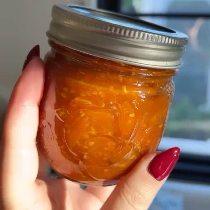 カット・デニングスのインスタグラム：「I MADE TOMATO JAM yes it’s true I have successfully morphed into the wizened old grandfather I have always dreamed of! I grew these tomatoes and then I harvested these tomatoes and then I made jam out of these tomatoes and frankly, nobody can tell me anything right now. And yes I do know there are air bubbles, I didn’t do a real canning method because I actually don’t know how to but I plan to eat this fast and if I get botulism I get botulism」