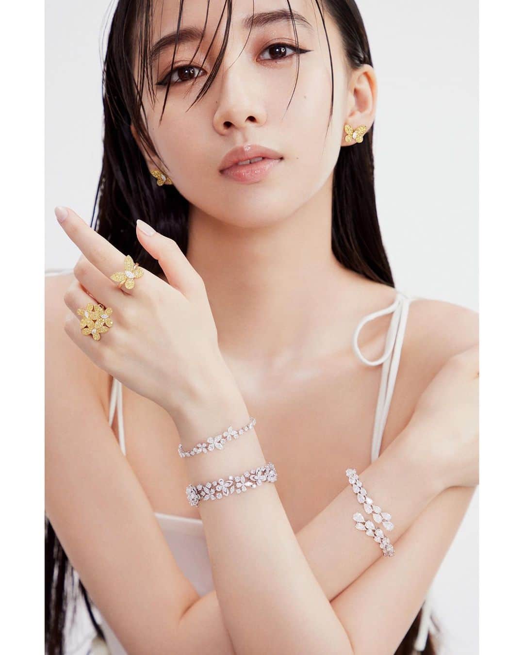 のインスタグラム：「@graff Butterfly collection from the 21st century king of diamond. ✨✨✨ ・ Photo : @bun5o  Styling : @mp_maipu Hair & Makeup : @mikako888  Nail : @ayaka__tanaka Realization & Text : @hisakoyamazaki  #elle #Graff #グラフ @ellejapan @graff」