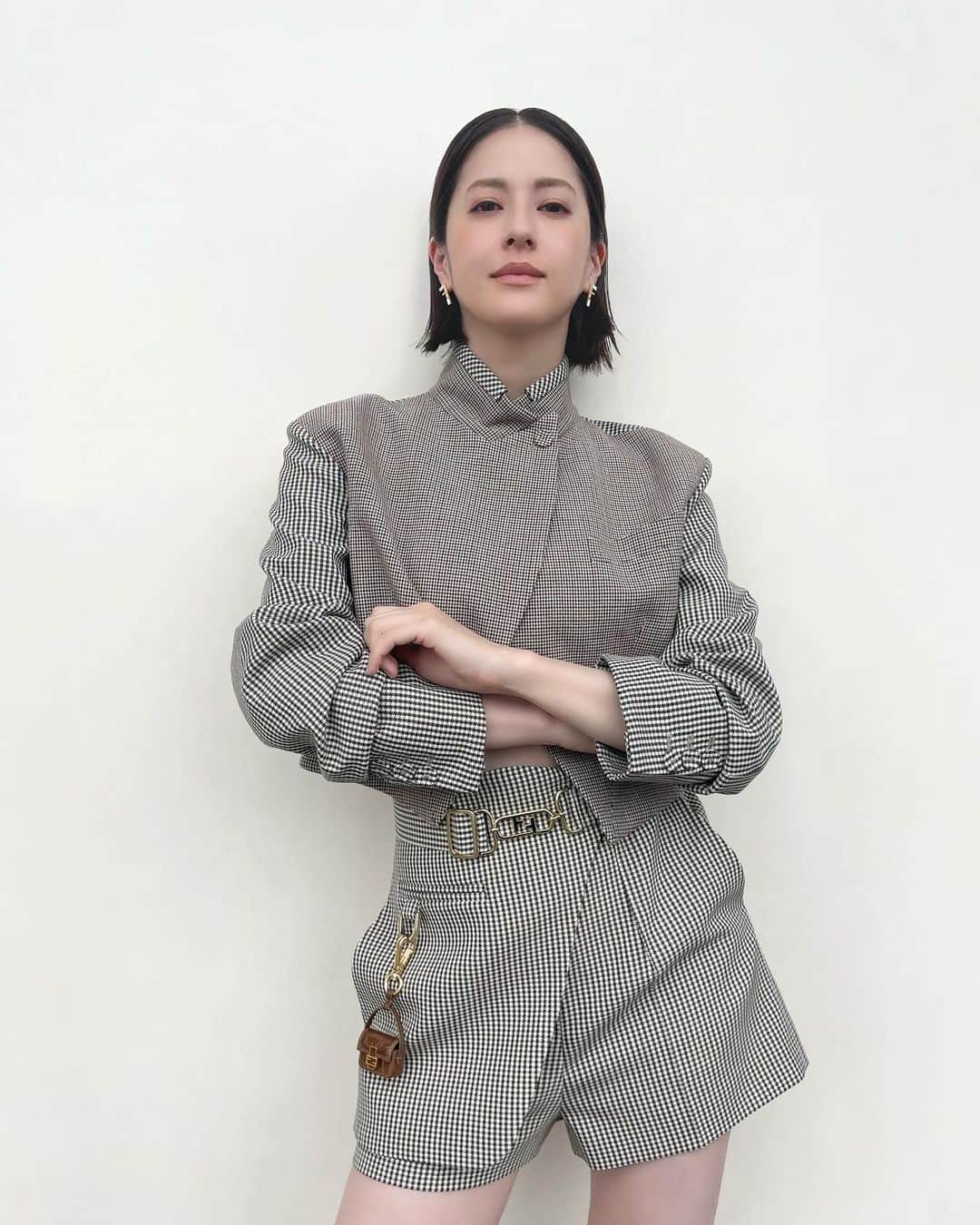 松本若菜のインスタグラム：「本日、7月7日。 FENDIの 2022-23年秋冬クチュールコレクションを、フランス・パリにて発表されます。 FENDI Couture AW22 Showが21:30からfendi.comでライブ配信されるそうなので皆様も是非ご覧ください！  僭越ながら私もFENDIのお洋服に袖を通して写真を撮りました。 素敵なお洋服を着ると気分が良き良き🫶  #Fendi #FendiCouture」