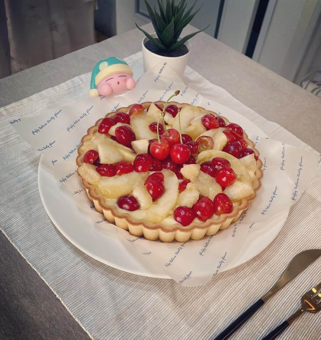 大釜ケリーのインスタグラム：「友達の家でみんなで集まって桃とさくらんぼのタルト作った日 #タルト #さくらんぼ #もも #sweets」