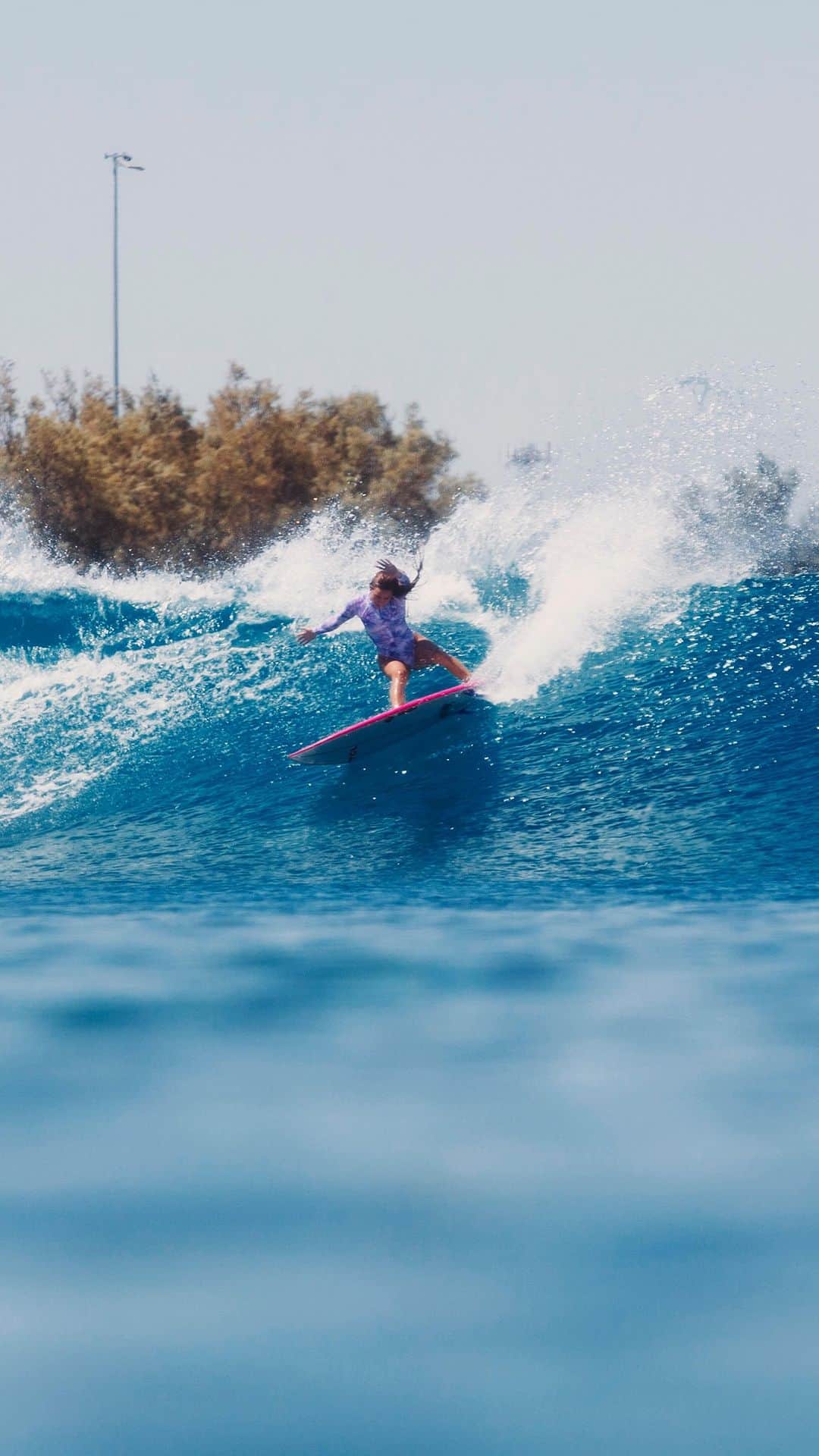 ティア・ブランコのインスタグラム：「@tiablanco makin it look easy out here in Lemoore💥 First time she’s been back since winning @ultimatesurferabc , and clearly still has it dialed🏄🏽‍♀️  -  Cover photo: @patstacyfilm」