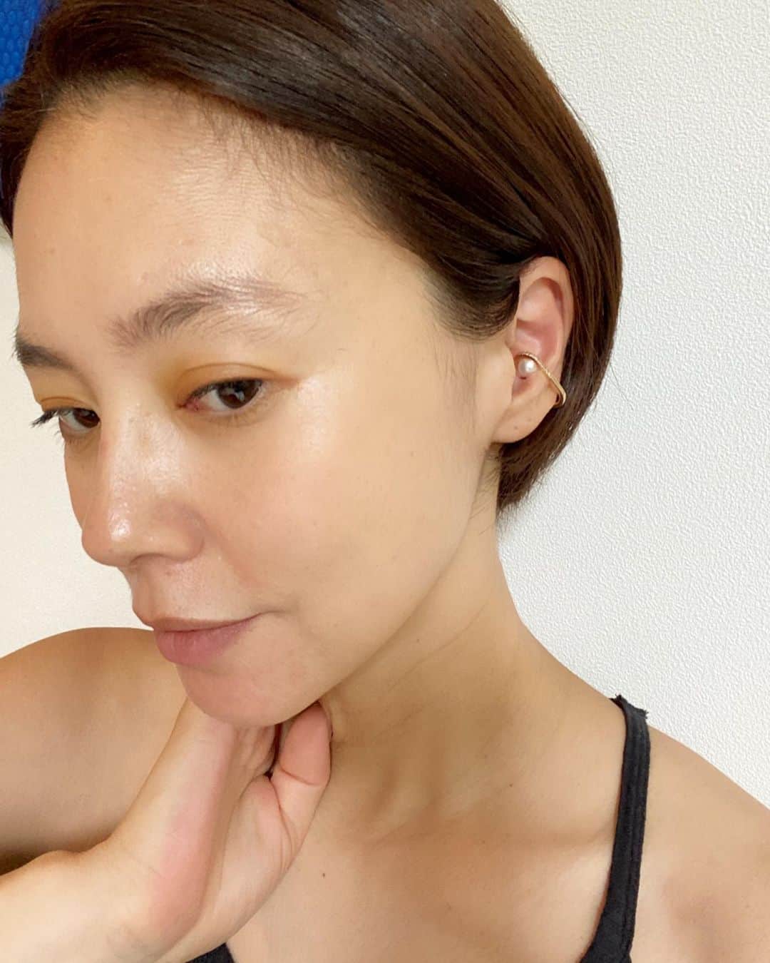 浅見れいなのインスタグラム：「最近よく着けてる　@hirotakajewelry  のイヤカフ🤲 パールなのでキチンと感もでて、幼稚園に行くのにもつけていけるので助かってます💛 もちろんカジュアルな服にも合うので凄く気に入ってる🙌 #hirotakajewelry」