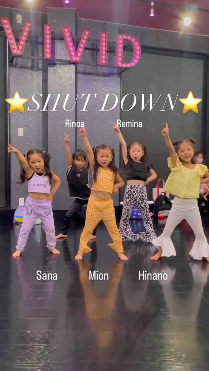 Ruuのインスタグラム：「⭐️SHUT DOWN⭐️ 4 years old & 5 years old 👶🏼💓🌻  元気いっぱいベイビーズ🍉🍓🍋🫐  Choreo by @ruufabulous   @dance_studio_vivid   #shutdown #kpop #classy #キッズダンス #4才 #5才 #4yearsold #5yearsold #dancestudioViVid」