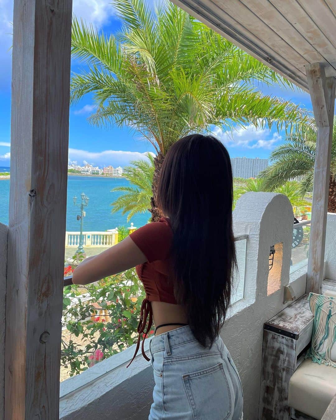 のインスタグラム：「serranoチラ見せコーデ🇺🇸 @serrano_official_2019   コーヒー飲みながらゆっくりしてる☕️」