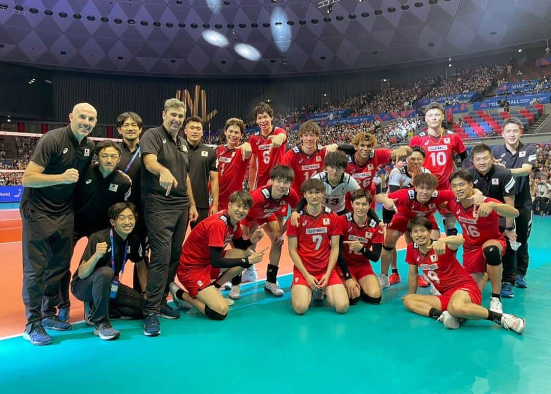 高橋健太郎のインスタグラム：「ネーションズリーグオーストラリア戦3-1で勝ちました🔥✨ 沢山のファンの皆様の前で試合出来たこと大変嬉しく思います✨ 明日以降も日本チーム一丸となって頑張りますので更なるご声援よろしくお願いします🙇‍♂️✨✨ #龍神日本 #東レアローズ ＃心はひとつ」