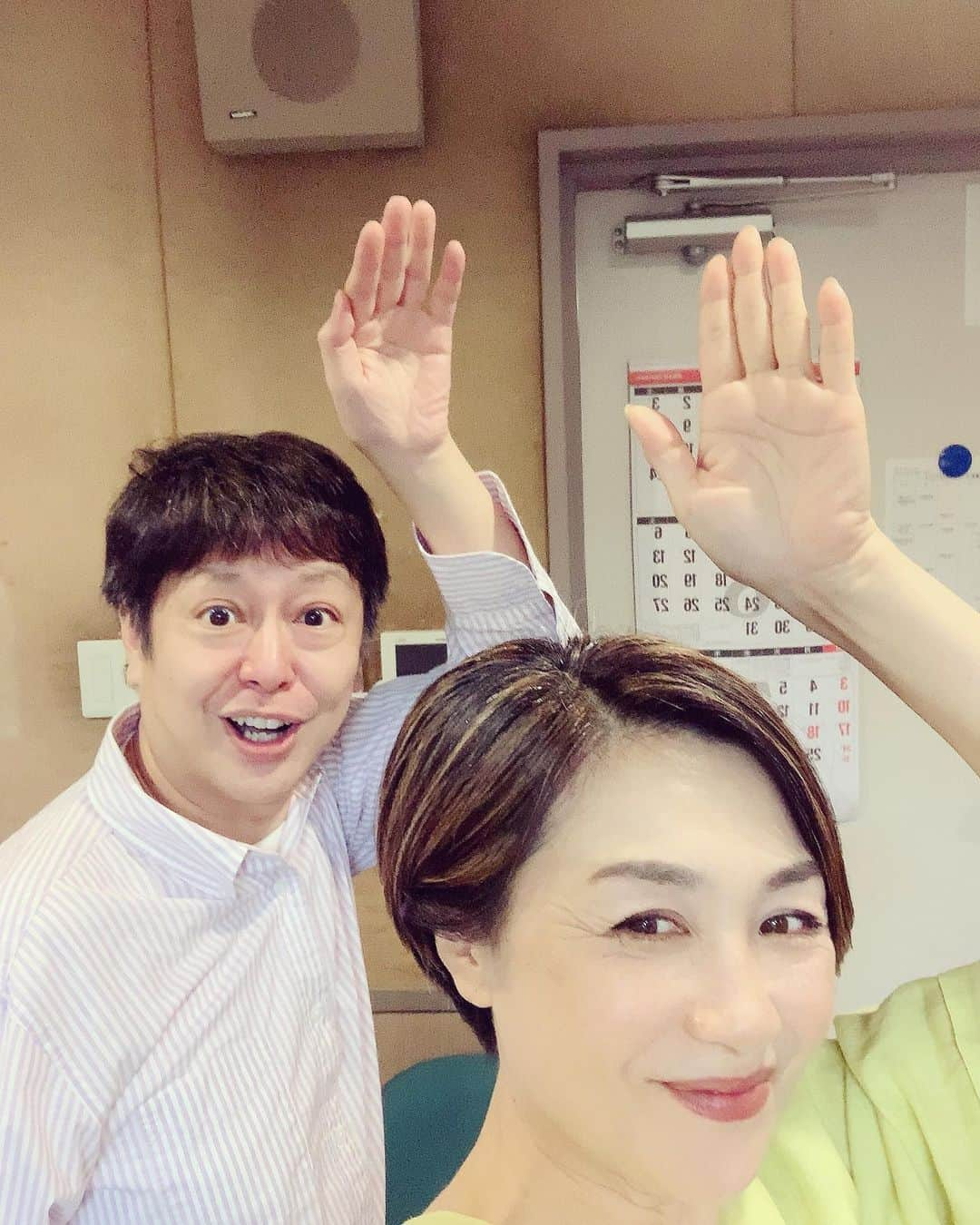 香坂みゆきさんのインスタグラム写真 - (香坂みゆきInstagram)「今日のポーズは UFO🛸笑笑 ポップjですよ〜  #加藤裕介の横浜ポップj  #fm924  #am1422  #ラジオ日本 #ufo」7月7日 12時47分 - miyuky__way