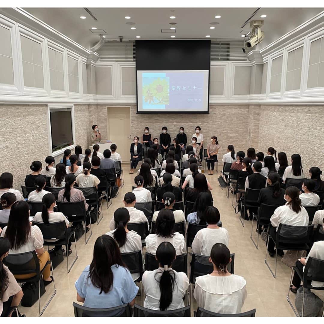 東京ブライダル専門学校 公式のインスタグラム：「みなさんこんにちは☀️  先日、1年生対象の業界セミナーが開催されました✨  業界セミナーとは、ブライダル業界で活躍中の本校卒業生をお呼びし、職種や業界への理解を深めるイベントです🌷 プランナー、ドレスコーディネーター、フラワーコーディネーター、サービスキャプテン、ジュエリー、フォトグラファー、と様々な職種の先輩方の話を聞けるとても貴重な機会となりました👗💍✨  東京ブライダル専門学校は、ブライダルのすべてが学べる総合学科のため、業界の様々な職種で活躍中の先輩がたくさんいます😊 業界や職種について知りたい方は、ぜひ一度オープンキャンパスへご参加ください✨  #東京ブライダル専門学校 #ブライダル #専門学校 #業界セミナー #授業 #学生の日常 #卒業生 #プランナー #ドレス #フラワー #キャプテン #ジュエリー #フォト #オープンキャンパス」