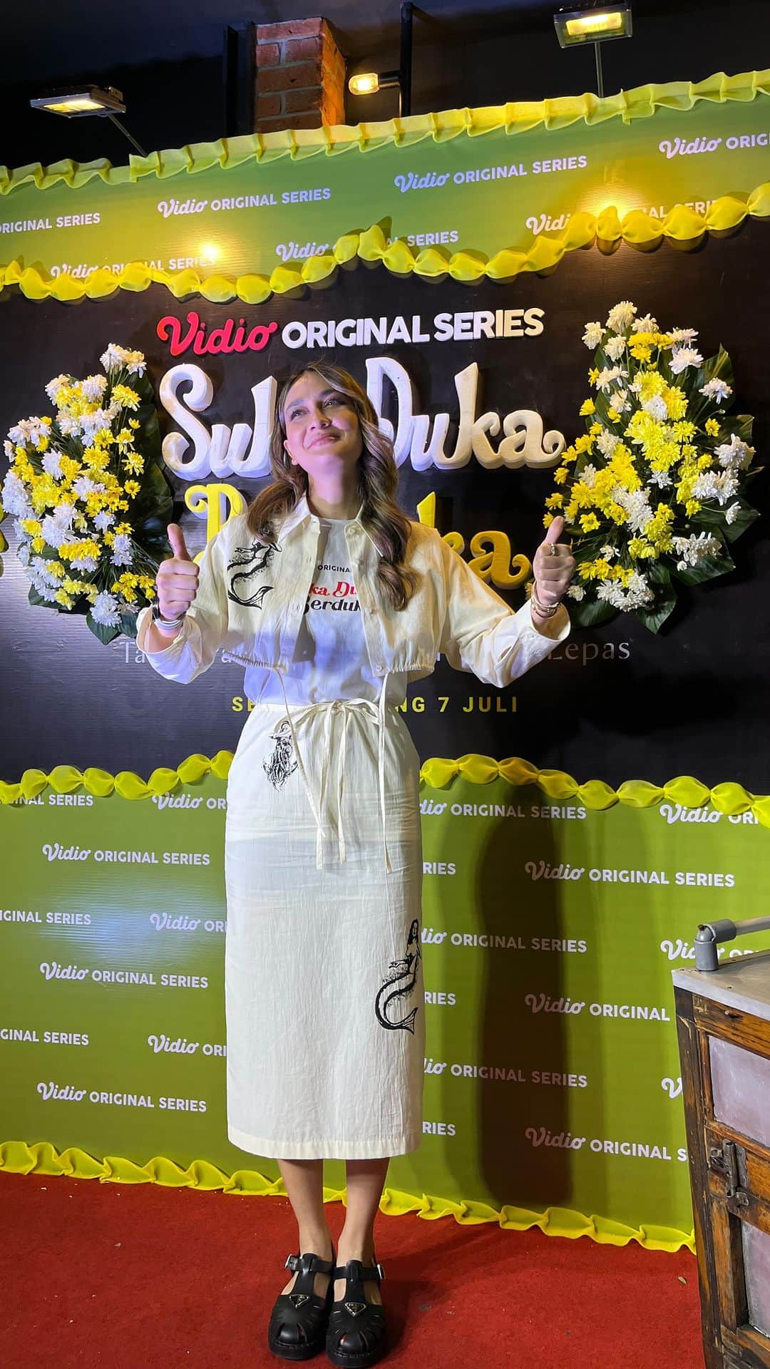 ルナ・マヤのインスタグラム：「HARI INI!  Vidio Original Series: Suka Duka Berduka SUDAH TAYANG di Vidio!  Buruan kenalan sama keluarga Opa Rauf yang super duper heboh ini~ 😆」