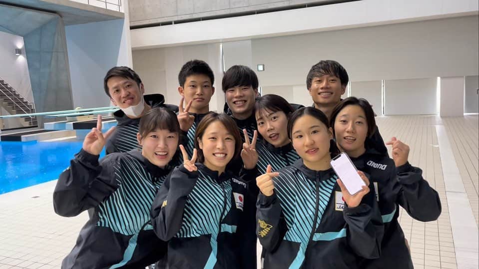 荒井祭里のインスタグラム：「世界選手権が終わりました！  結果はシンクロ4位、個人は6位でした⭐️ メダルという目標は叶いませんでしたが良い試合ができたと思っています！  正直試合に出るのがとても不安でした… 東京オリンピックが終わってから思うように練習が進まず、練習はしていても濃い練習が出来ず二月の選考会はとても悔しい思いをしました。 コーチには厳しいご指摘を受け、気合いを入れ直してこの4か月練習をしてきました。  この試合に立てたことは沢山の人のおかげなんだと気付かされました。  飛込チームの皆さん、日本から応援してくれた皆さん、私のコーチである馬淵コーチ、そしてずっと応援し、支えてくれた家族には感謝しかありません。  結果は今の自分の実力通りなのかなと思います。 今後は1から見直してまた作り上げていこうと思います！パワーアップして来年の世界水泳に出れるよう頑張ります！  本当に応援ありがとうございました😊」