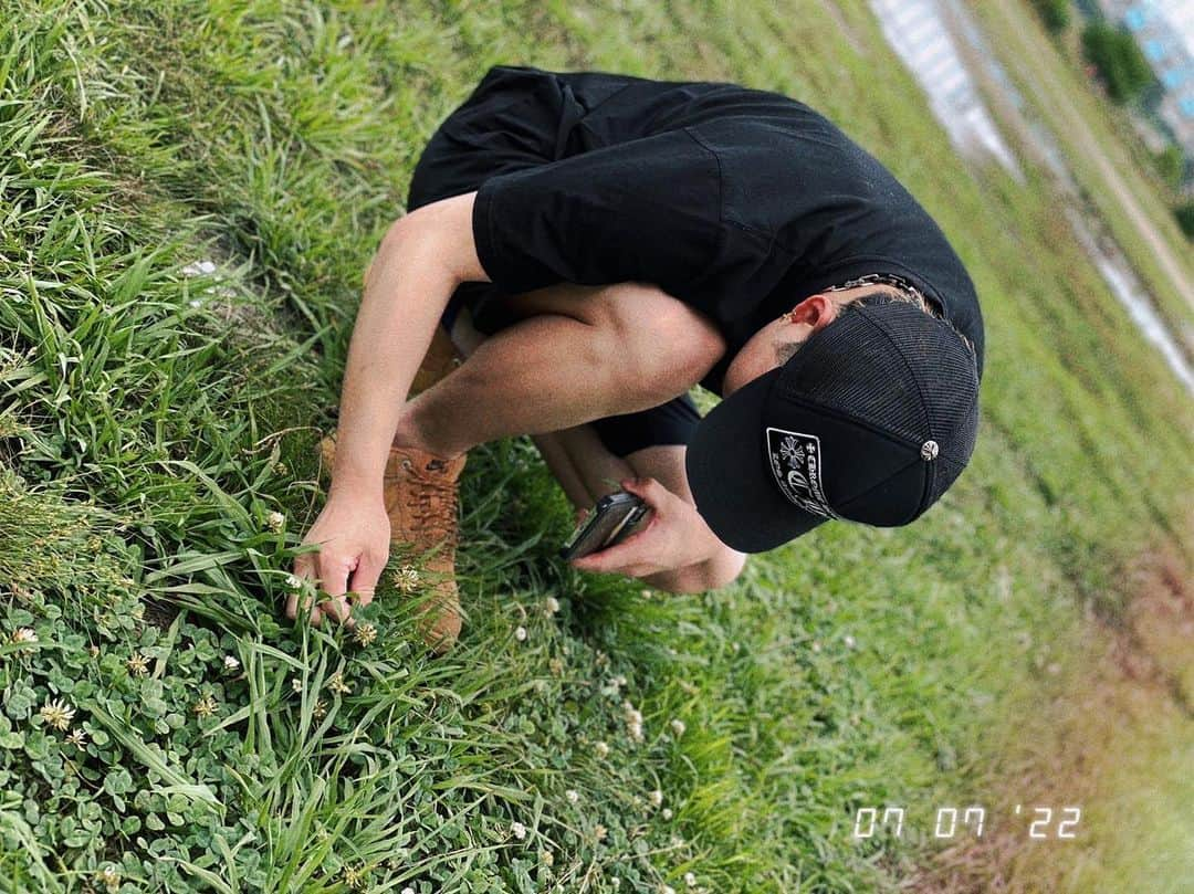 西浦颯大のインスタグラム：「30秒で2つ四つ葉見つけた🍀」