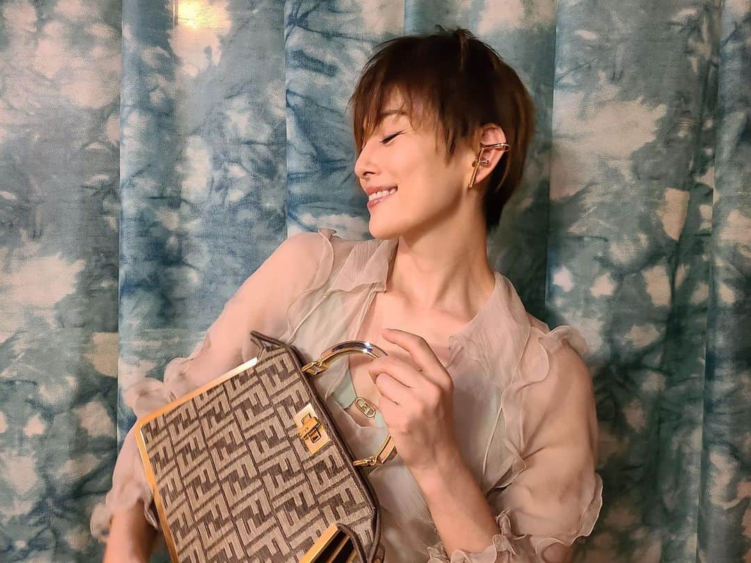米倉涼子のインスタグラム：「今日21:30から FENDI Couture AW22 Showが fendi.comで見れるそうです！ とても楽しみ😍 ⁡ ⁡ FENDI Couture AW22 Show  LIVE ON FENDI.COM AT 21:30 JST TONIGHT! Cannot wait😍  #Fendi #FendiCouture #fendiofficial @Fendi @mrkimjones @silviaventurinifendi @delfinadelettrez」