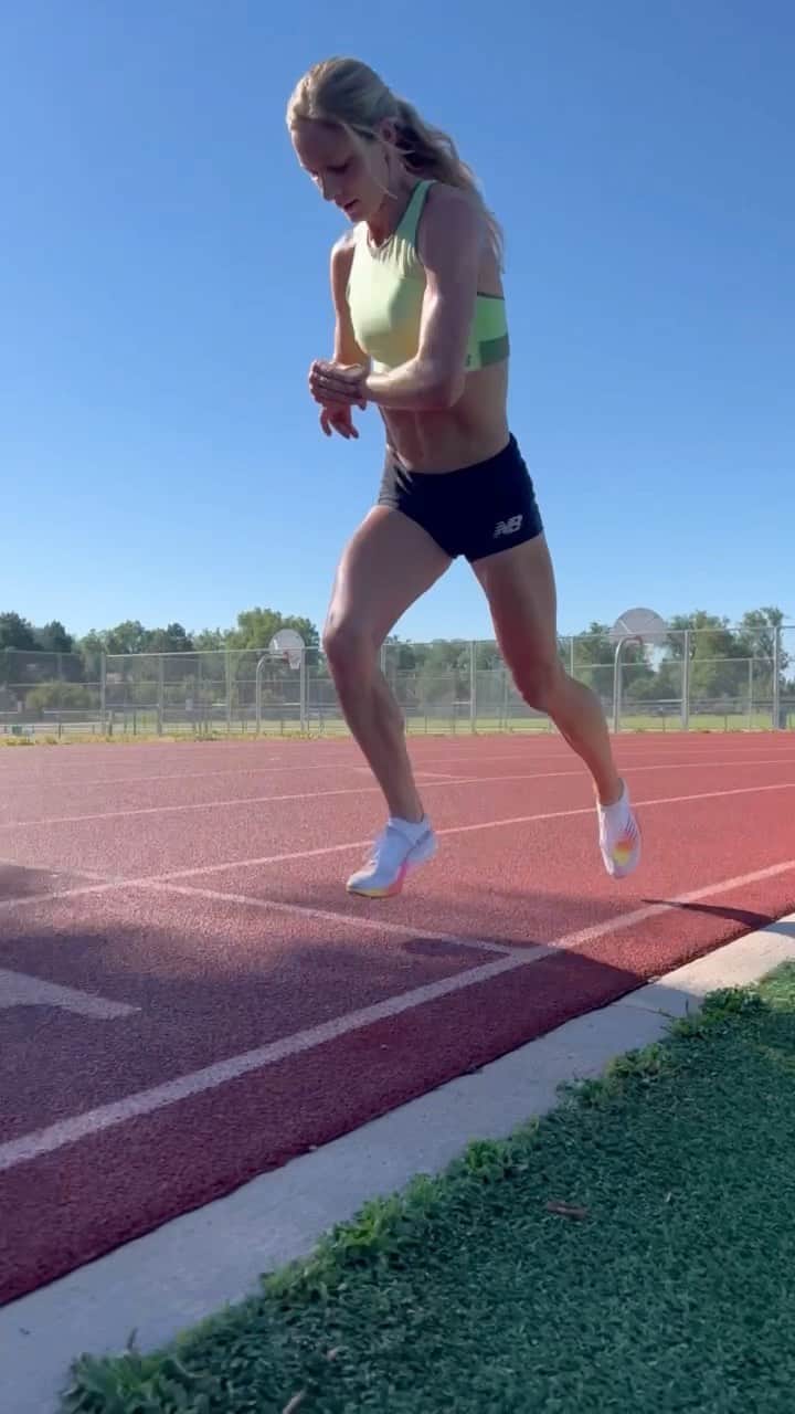 エマ・コバーンのインスタグラム：「Short reps on short rest. Cruisey day at the track with bae and bike 🚲 🏃‍♀️」