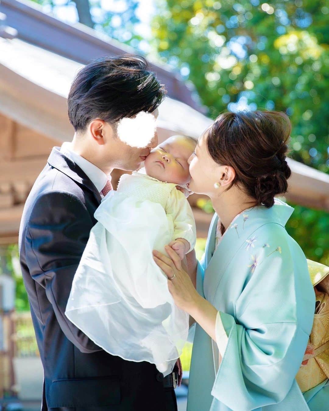 渡辺枝里子のインスタグラム：「【お宮参りPhoto⛩】  やっと行けたお宮参り☺️  午前10時の時点で気温35℃という暑さ☀️ 👶も寝たり泣いたりで、 暑い中よくがんばってくれました☺︎  御祝いで頂いたセレモニードレスがやっと着られた☺️  お着物は結納で頂いた加賀友禅　@kagayuzen_official  主人はサビルロウで買ったスーツ🇬🇧  カメラマンはロンドンで2回 撮影して頂いた　@kazcultureさん☺️🌸 有言実行で、帰国後はご自身のスタジオを持ちお仕事されています😊👏(ご依頼は @kazculture へ)  今回も思い出に残る素敵な写真をありがとうございました😌  #お宮参り #お宮参りフォト #赤ちゃんのいる暮らし #加賀友禅」