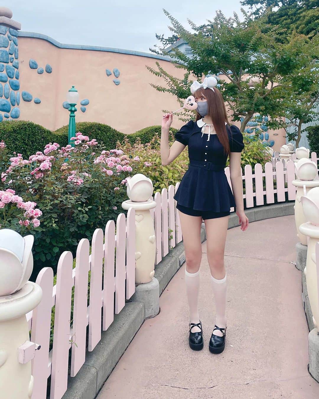 月愛きららのインスタグラム：「°ʚ♡ɞ°ʚ♡ɞ°ʚ♡ɞ°ʚ♡ɞ° ・ ・ ミニー・マウス様のお宅の素敵なお花たちとお写真撮らせていただきました(՞ . .՞) ・ ・ ・ ・ #きららこーで #フレンチガーリー  #フレンチガーリーコーデ  #disney #disneyland  #disneyfan #bubbles  #ディズニーコーデ  #高身長女子 #高身長コーデ」