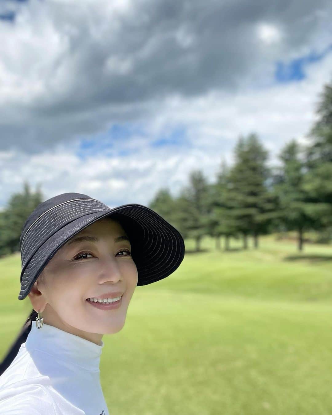 坂村かおるのインスタグラム：「またまた、プレステージカントリークラブに来られました🏌️‍♀️ ・ 景色は良いし、食事も美味しいし、クラブハウスも綺麗だし、でも腕前はイマイチ💦 ・ もう、少し頑張ってみます😓 ・  いつも「いいね！」を頂きありがとうございます。 皆さんのコメントに元気を貰っています😊  #クィーンオブ美魔女 #team美魔女 #美ST #坂村かおる #トータルビューティーアドバイザー #美しく老いる #バランス #美容 #コスメ #ファッション #今日のコーデ #トータルバランス #お洒落な人と繋がりたい #コスメ好きな人と繋がりたい #美意識高い人と繋がりたい #美魔女 #美魔女が変わる #アップデートしてる人と繋がりたい #自分らしくアップデート #プレステージカントリークラブ #ゴルフすきな人と繋がりたい  #ゴルフ女子」