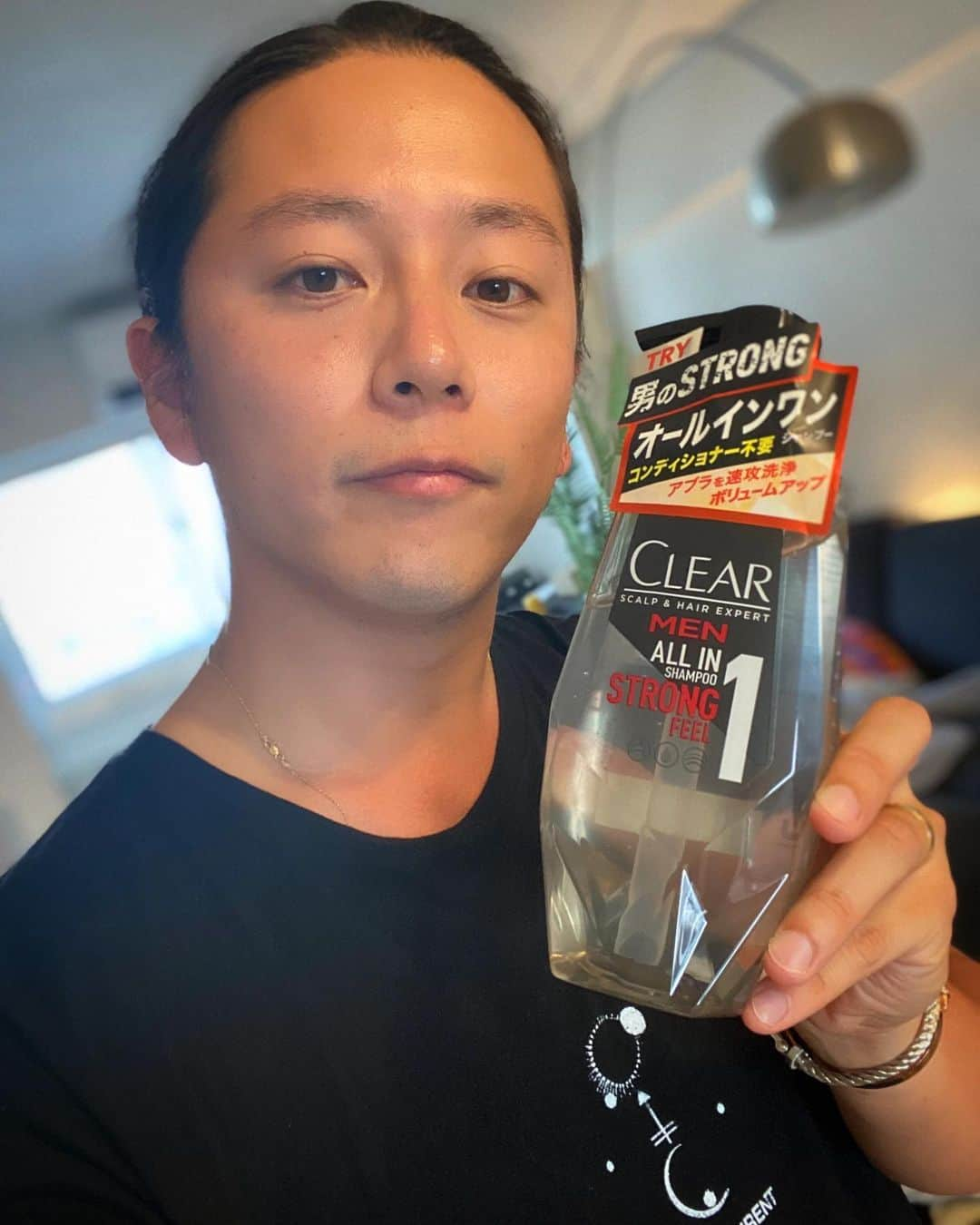 伊東大輝のインスタグラム：「CLEAR オールインワンシャンプーストロングフィール！ 爽快感が感じられてすっきりする✨ 香りも見た目も💯  #CLEAR #クリア #オールインワンシャンプー #ヘアケア #スカルプケア #PR」