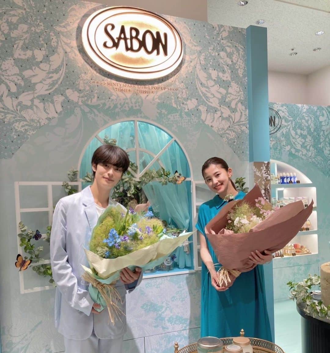 のインスタグラム：「. 「MINTY SPARK 先行販売 POP UP SHOP」開催中 7月6日(水)～7月19日(火）の期間、伊勢丹新宿店 本館１階にて  夏にぴったりの香りと使い心地でした。 皆さんも是非お立ち寄りください。  #sabon #mintyspark #サボン  #朝比奈彩 #塩野瑛久」