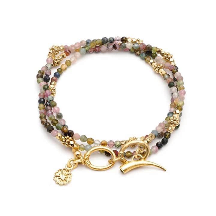 アズニのインスタグラム：「Just landed: 2 in 1 gemstone wrap bracelet / necklace has arrived. Available in 5 different gemstone colours…ready for your summer styling 😃」