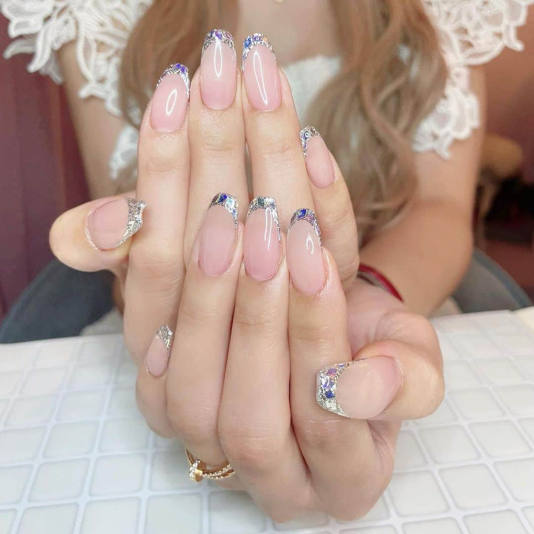 紗蘭さんのインスタグラム写真 - (紗蘭Instagram)「💗New Nail💗 今回のネイルはシンプルにしたくて、でもやりたいデザインが無いんだよなーってなって、10周回ってガラスフレンチに戻しました🧊💕笑 1番爪が綺麗に見えて、上品だからお気に入り☺️ 来月はちょっと派手にしたいなと考え中❤️‍🔥 KAI君いつもありがとう🙏🏻✨ #newnail #nails #ガラスフレンチ #pinkrosewindow」7月7日 20時25分 - saracchidayo