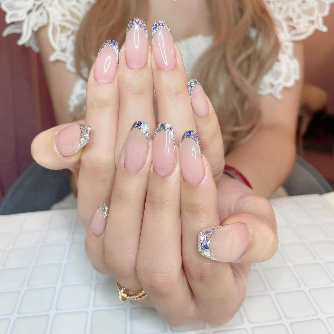 紗蘭のインスタグラム：「💗New Nail💗 今回のネイルはシンプルにしたくて、でもやりたいデザインが無いんだよなーってなって、10周回ってガラスフレンチに戻しました🧊💕笑 1番爪が綺麗に見えて、上品だからお気に入り☺️ 来月はちょっと派手にしたいなと考え中❤️‍🔥 KAI君いつもありがとう🙏🏻✨ #newnail #nails #ガラスフレンチ #pinkrosewindow」
