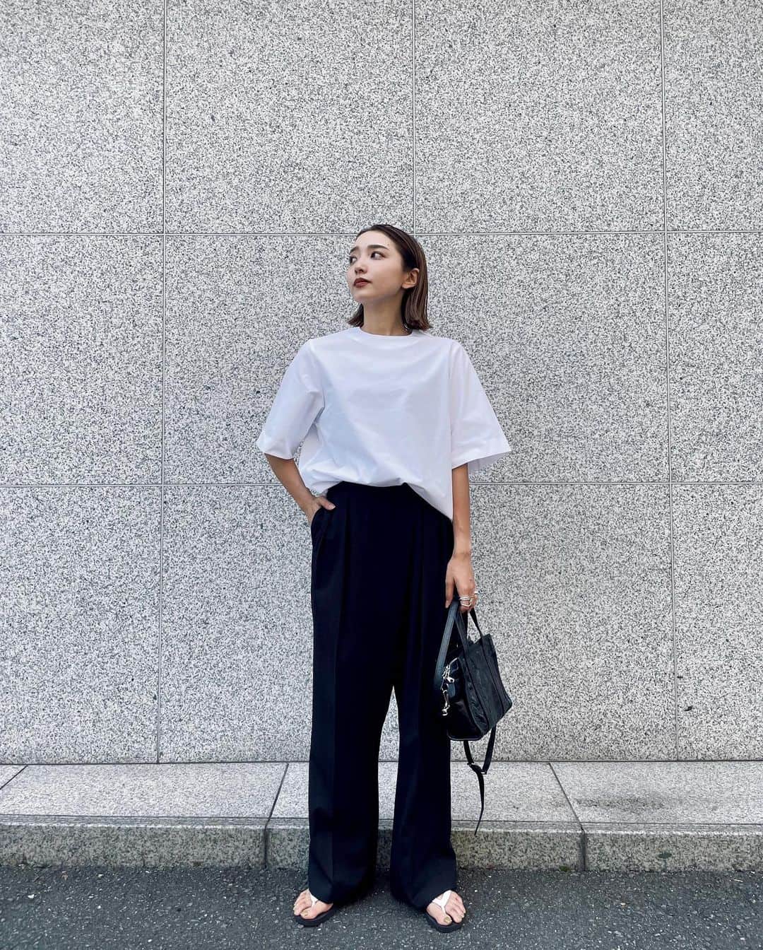 かんだまのインスタグラム：「去年の写真でお知らせ☺︎  マルゥデビュー時に発売して、この春も長袖バージョンだしてご好評頂いた「シワにならないTシャツ」が明日7/8(金)に再入荷します🙆‍♀️  私自身が欲しくてつくってもらったもので、後ろにジップがついてて脱ぎ着するスタイル。ハリ感ある素材でボディライン拾わないし、何よりもクシャクシャしてもシワがつかないお手入れがとにかく簡単なのがポイントです☺︎  発売の詳細は @marw_unitedarrows_official の公式Instagramのストーリーにも載るのでぜひチェックしてみてください🫶  しかし去年ほっせー😂🤣  #marwunitedarrows #マルゥユナイテッドアローズ #夏服コーデ #モノトーンコーデ」