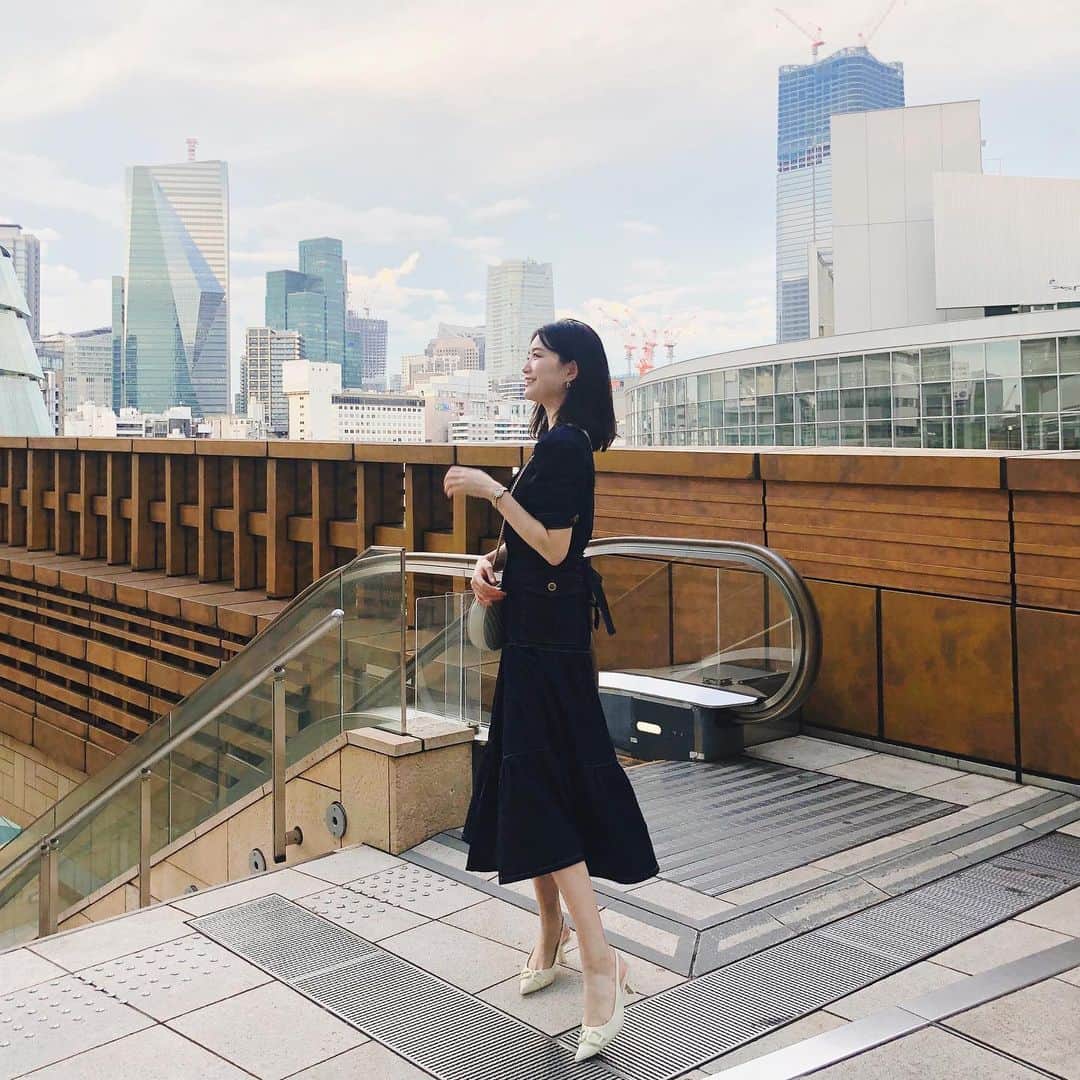 のインスタグラム：「ワンピース好きなのにドンピシャに好みのワンピースなかなか無くて探してたんだけどこのデニムワンピは超すき！ちょっと肩ガンダムだけど🎉❤︎ 小物はホワイトとゴールドでまとめたよ🗽 #ootd#fashion #デニム#デニムワンピース #ワンピースコーデ」