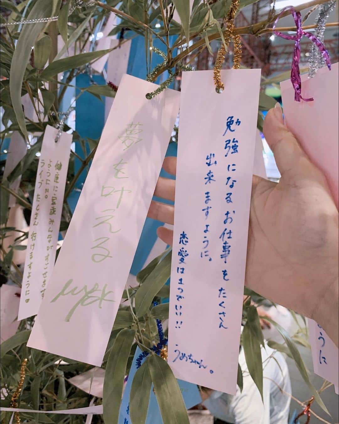 梅田彩佳のインスタグラム：「. . 今日は七夕ですね🎋 織姫と彦星は無事に会えそうですね🎋🥰 素敵な夜を過ごしてほしいなぁ✨ . . 七夕。 これは今年の短冊ではないですが  2年前のです。 街で短冊を書けるところがあったので書きました。🎋 . . "勉強になるお仕事を沢山出来ますように" . . 2年前のあやかちゃん。 . . 2年後 死ぬほど勉強になるミュージカル出てますよ。 努力は裏切りませんよ。 日々頑張ってくださいね。 . . . 隣の恋愛は一つだけでいい！がウケる！笑 失恋したくないのでね、もう結婚するまで一つでいい🫠✌️✨✨✨✨✨🎋🎋🎋 . . 皆様 明日からミュージカル"スワンキング"刈谷公演です！ よろしくお願いします🥰🎋 . . 素敵な夜を〜」