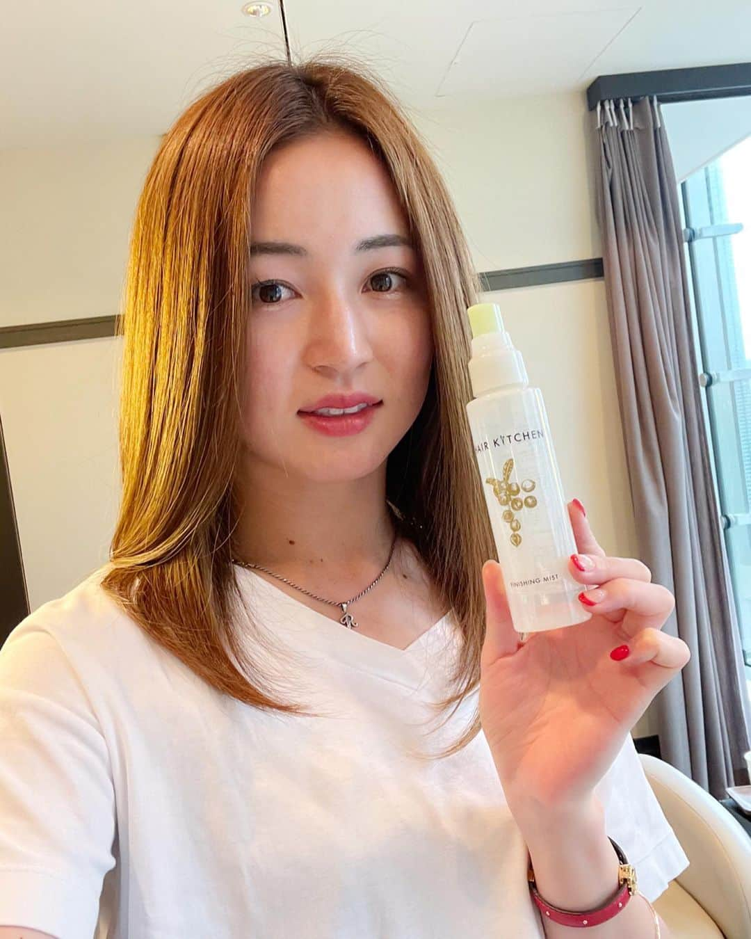 清水梨紗のインスタグラム：「. 資生堂プロフェッショナル株式会社が販売するヘアケアブランド 「 HAIR KITCHEN 」 のサロンケアを体験させてもらいました✨✨  規格外野菜を使用し、 環境問題に配慮した商品です🥕🥒 中身だけでなくパッケージまで SDGsな製品づくりをしていて とても素敵だなと思いました💚  #hairkitchen  #資生堂  #資生堂プロフェッショナル  #sdgs」