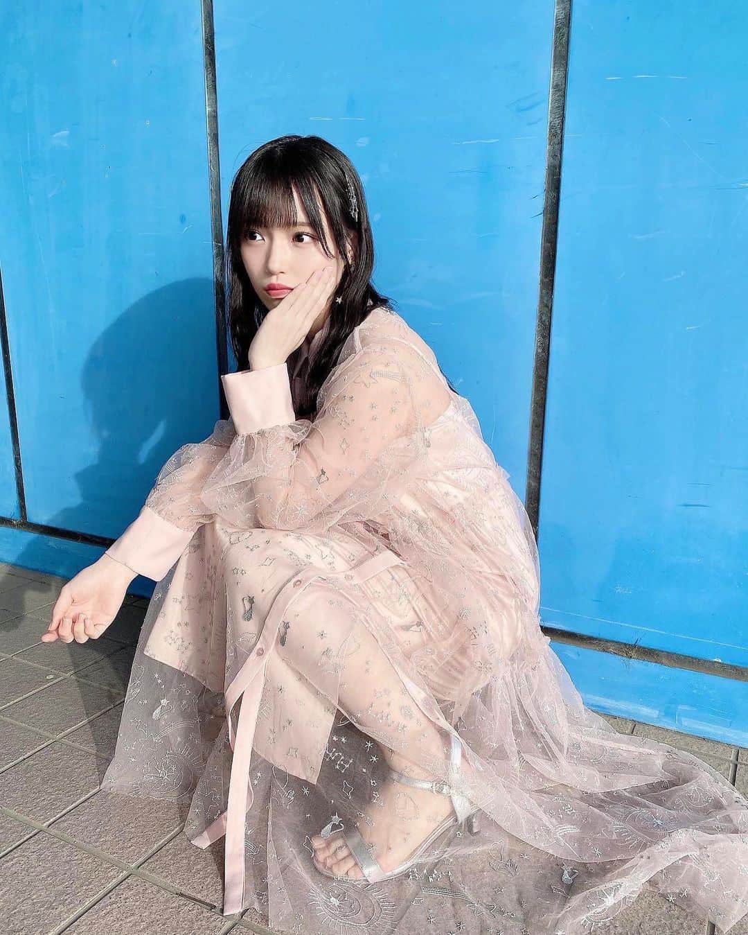 岩田陽菜のインスタグラム：「七夕意識の星いっぱいのワンピース🌃🎋💫 ⁡ 髪飾りとイヤリングも星さん🌟 ⁡ ⁡ ⁡ #アイドル#衣装#生写真 #七夕#ヘアアレンジ#巻き髪」