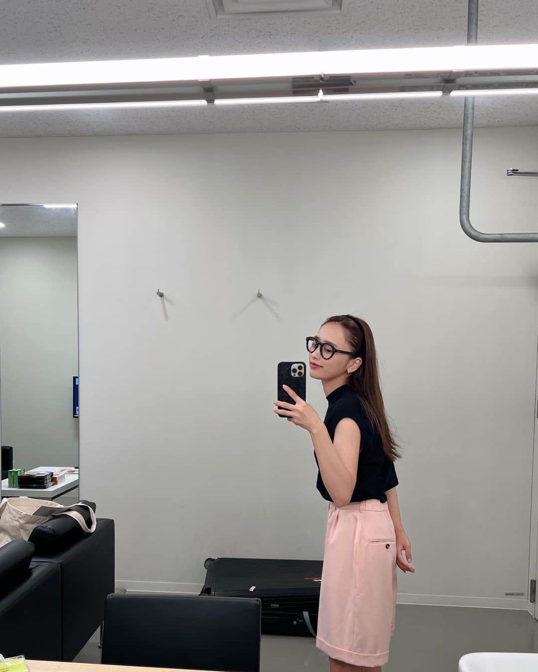 近藤千尋のインスタグラム：「今日もお疲れ様でした💕🤓 毎日いろんな衣装を着れて 幸せだなぁと改めて感謝🫂 明日はなに着ようかな🤍🤍🤍  このラックは５回分のテレビ衣装📺 みんなで相談して決めるんです♥️  今日も素敵な方々とお仕事ができて ほっとひと息☺️✨  子供達を寝かしつけて 今インスタの時間です😆  最後の収録ではお酒を飲んで ほろ酔いでトーク、楽しかったです😍🍺  明日ラヴィット🤍🤍🤍 最高の金曜日にしましょーう✨☺️  #右手のくせ」