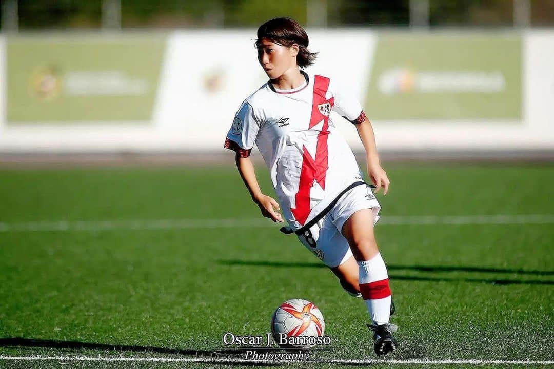 田中陽子さんのインスタグラム写真 - (田中陽子Instagram)「Hola Rayistas. Ha llegado el momento de anunciar que no seguiré defendiendo los colores del Rayo Vallecano la próxima temporada. La temporada pasada fue un año difícil para tod@s, pero quiero agradecerles a todas las personas que han estado juntos con nosotr@s apoyándonos y animándonos siempre aunque en los momentos difíciles. Recibir esos tratos jugando al fútbol es un honor y premio para mi. Muchísima grasias por todo! Ahora me toca la hora de embarcarme en una nueva aventura. Espero que la próxima temporada sea una temporada bonita para tod@s!  今シーズンでラージョバジェカーノを退団することになりました！ 様々に濃い1年を経験し多くのことを学べたシーズンになりました！応援してくださったみなさんありがとうございました！ また来シーズン会いましょう🤝❤️‍🔥  #españa #madrid #futbol #gracias #adiós」7月7日 20時53分 - yoko_tanaka08