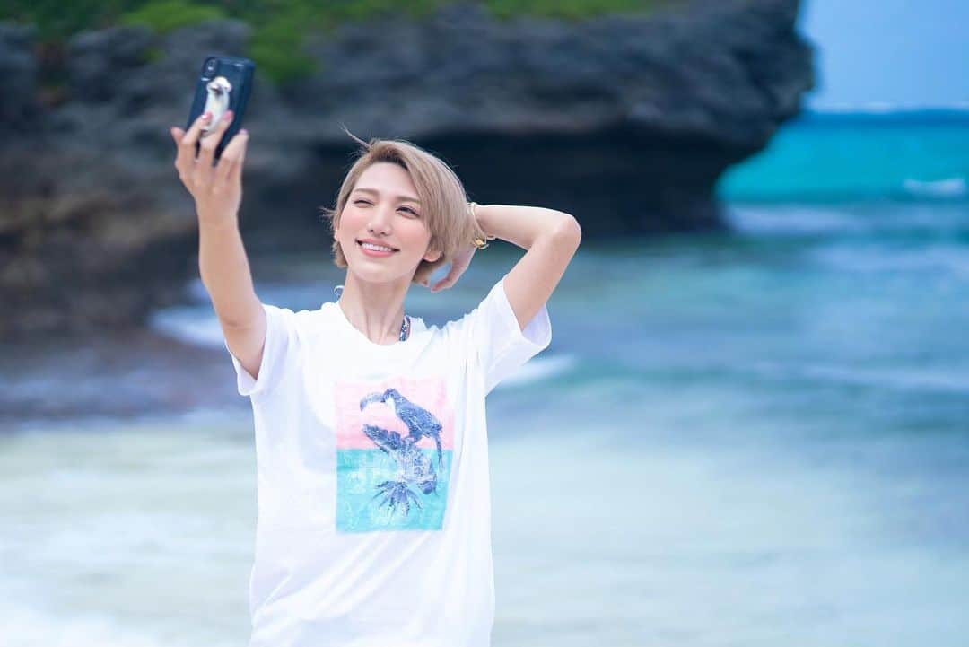 のインスタグラム：「眩しくて目が開かないやつ🍉  今日は七夕ですね🎋⭐️ 皆さんは何をお願いしますか？🙋‍♂️  私は皆さんが健康に過ごせること  と  自己満足な願いは  HR上げて早くみんなと狩りできますように(モンハンのお話)」