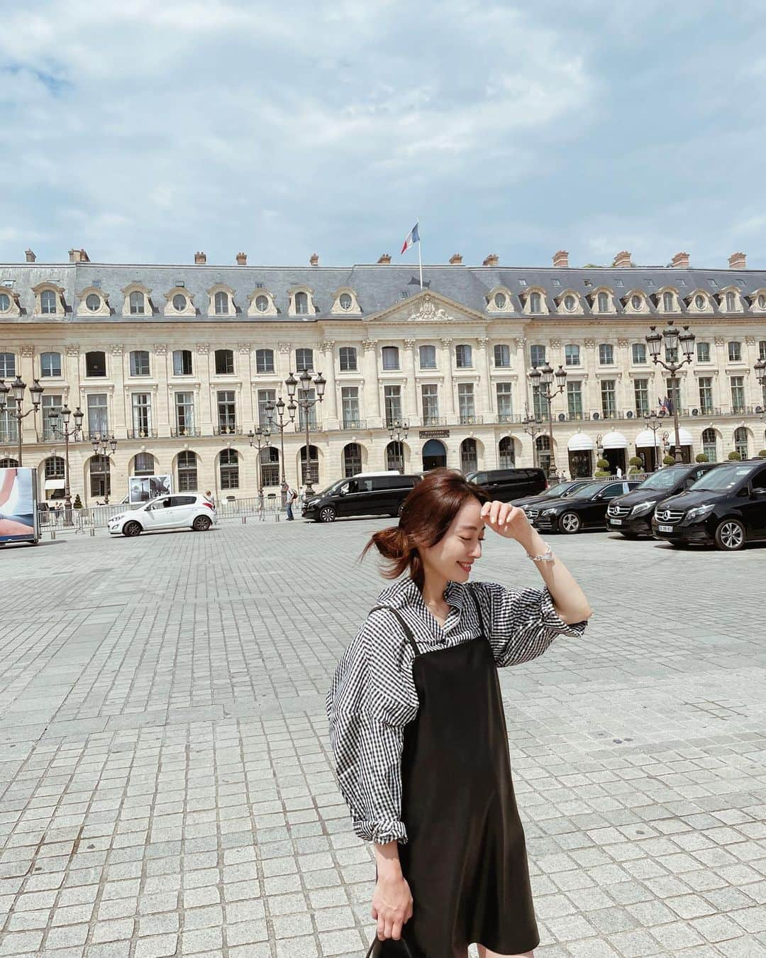 小祝麻里亜のインスタグラム：「Paris,France day.11🇫🇷  丸一日時間が使えるパリは最終日🇫🇷 チュイルリー庭園をふらふらするの好きで(実際は風吹いたら秒で砂まみれになるけどね)庭園内にあるオランジュリー美術館で平和の象徴でもあるモネの睡蓮を眺めに🪷 帰りのフライトの準備をしたり✈️(日本入国へ向けてはいろいろ準備しなければならないのです) 本格的なソルド(セール)がはじまったのに、なぜか秋冬のニットを求めてコンコルド広場からモンテーニュ通りまでライムで走り🛴💨(数日後に推しがここを訪れていたとは🐻)   のらりくらり、過ごした1日でした🌷今回もう1都市ぐらい行こうと思ったけど、出来る限りパリを感じていたくて。笑　でも本当に本当にあっという間だったな🇫🇷  コーデを楽しみにしてくださった方がいたのですが、足元は常にスニーカーだし動きやすい格好しかしてなくて👟🙇‍♀️(道はでこぼこで、靴もすぐ砂埃にまみれちゃう) Emily in Paris🎬みたいなカラフルなカメラに映える格好は海外の観光の方しかしていないし(英語圏多く、たまにアジア圏)、実際のパリジェンヌたちはディナーやパーティーに出かける以外は皆さんフラットサンダルかスニーカーだった🩴し、お洋服もカラフルじゃないし、すごくラフ。こなれたラフ。気張った格好ではなく、服の着こなし方が年齢関係なく洒落てました🤍パリジェンヌもパリジャンも洋服の着こなすラインが美しい方が多く、スマートな方が多い印象だったな。背丈はあまり変わらないけど☺️  とにかく沢山の方とお話しできて楽しかったです🥰🌳🌳観光もグルメもショッピングも楽しくて大好きだけど、お話が一番楽しかった😍  また写真は載せますが、日記のような備忘録はおわり🏋️Merci d'avoir regardé mon Instagram🐻🇫🇷✈️  ＿＿＿＿＿＿＿＿＿ #パリ#フランス #パリ旅行 #フランス旅行 #ヨーロッパ旅行 #France #Paris #2022travel #ig_paris #여행일기 #여행스타그램 #여행스냅 #파리 #파리스냅 #프랑스 #巴黎」