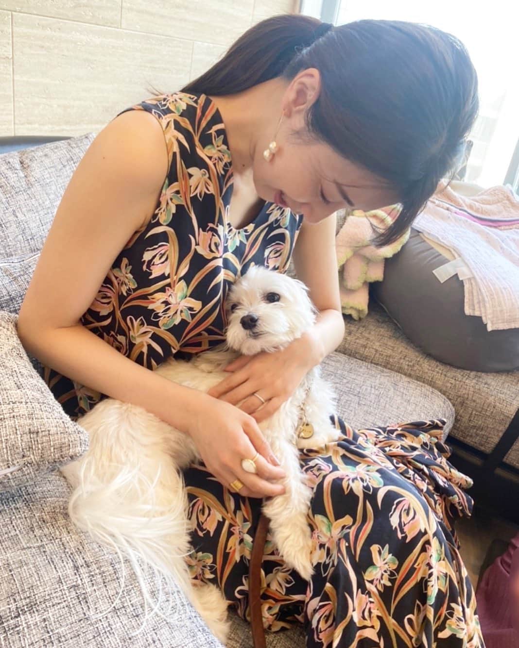 加藤綾子のインスタグラム：「* 先日高校時代からの親友宅へ🌸  甘えん坊のムック🐶♡  膝の上に乗ってきて可愛いかったー😍」