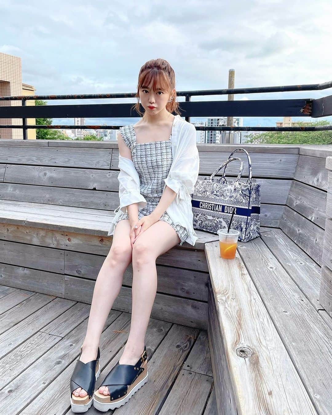 峯岸みなみのインスタグラム：「先日のショッピングイベントでゲットしたher lip toのセットアップとシャツが可愛いのですが、、🫶 お店ができるのもとっても楽しみ。 にゃんにゃんいつ連絡しても忙しそうだけど、身体に気をつけて頑張ってね🥹💙🍋💙」