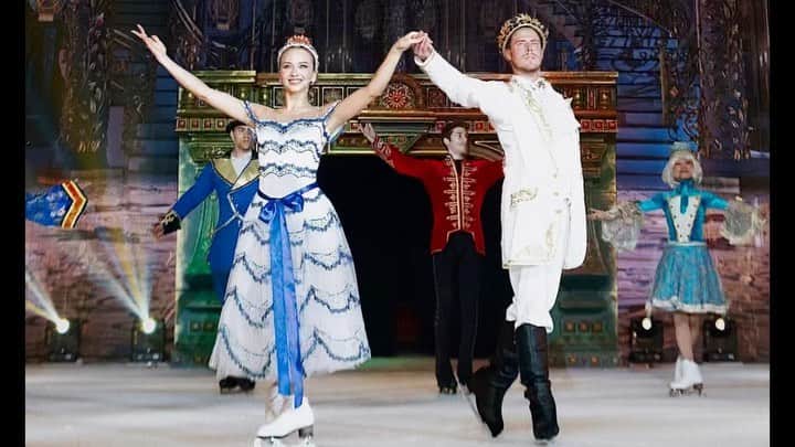 ニキータ・カツァラポフのインスタグラム：「Друзья, приходите в Сочи Парк на ледовое шоу «Аленький цветочек» 🌹 Это очень красивая история)  Кто уже был – рассказывайте, как вам?)  @navka_show」