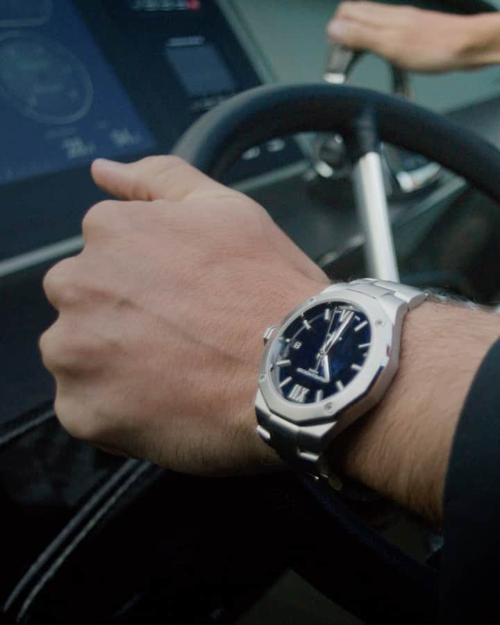 のインスタグラム：「Dive into the Riviera lifestyle: a statement of personality and confidence. -- Riviera 10616 42 mm, Baumatic Manufacture Movement, Steel case, Blue sapphire crystal dial and transparent waves decor, 5 days power reserve, Date aperture at 3 o'clock, Fast strap technology - Interchangeable strap system. -- #BaumeetMercier  #Riviera #Since73  #WatchCollector  #Horology  #Watches #Watch #SwissMade #WatchOfTheDay #WatchesOfInstagram #WatchLover #WatchAddict #WristWatch #Horology #DailyWatch #InstaWatch #Waves #Style」